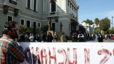 Integrantes del CRU y el FAU se manifiestan afuera del paraninfo de la UdeG, el día de la elección de Tonatiuh Bravo Padilla como rector. Foto: César Huerta /Proyecto Diez