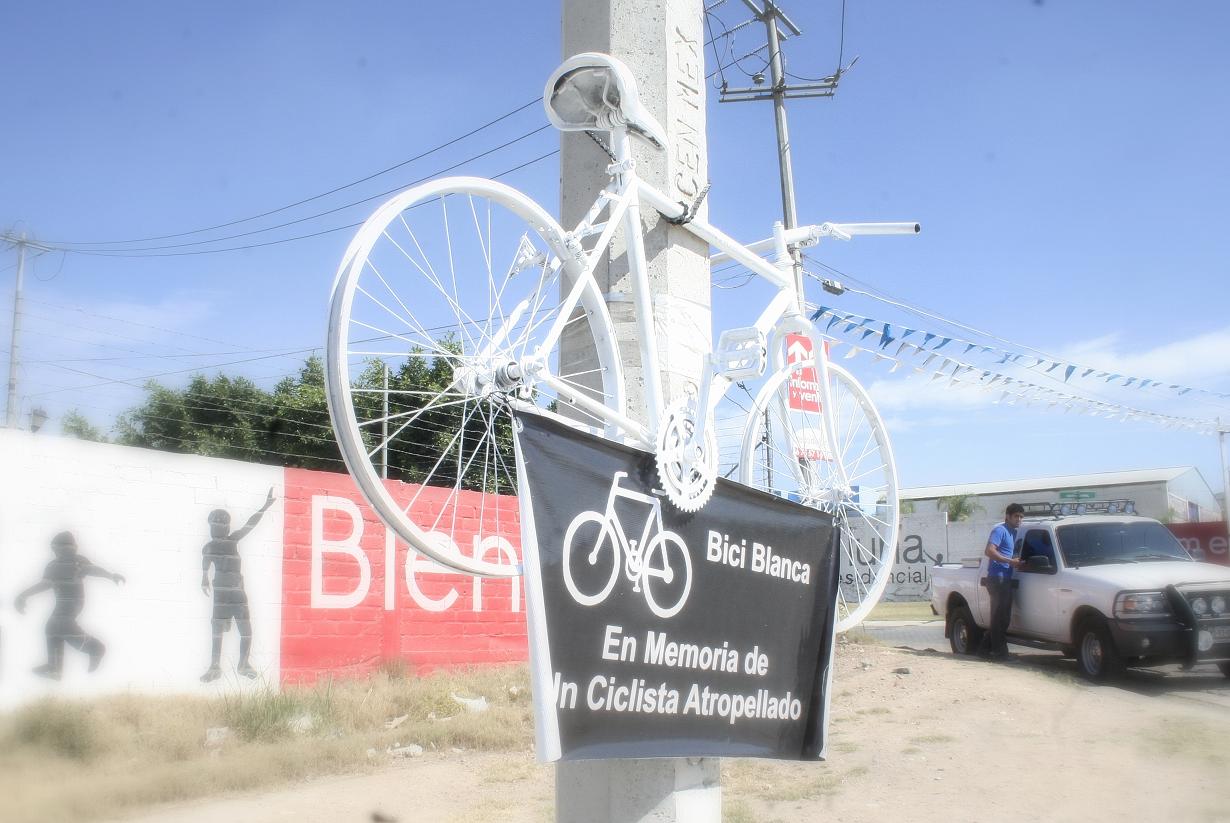 Invitan a Aristóteles Sandoval a instalar la primera Bici Blanca de 2014 por ciclista atropellado por transporte público.