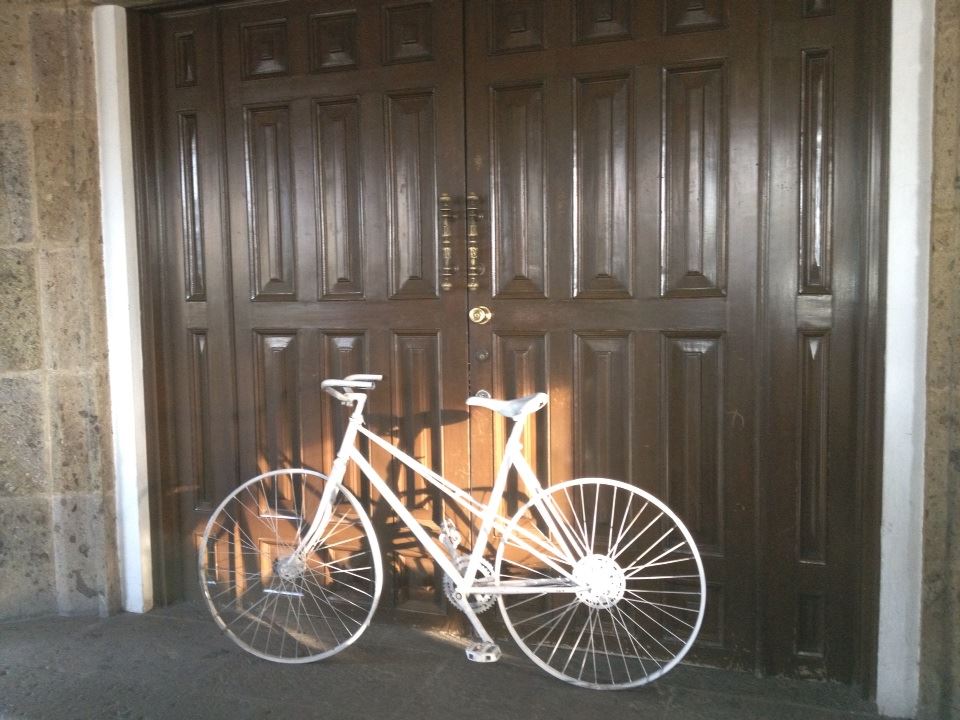 Dejan Bici blanca en Casa Jalisco para que Aristóteles la ponga donde murió la primera víctima de este 2014