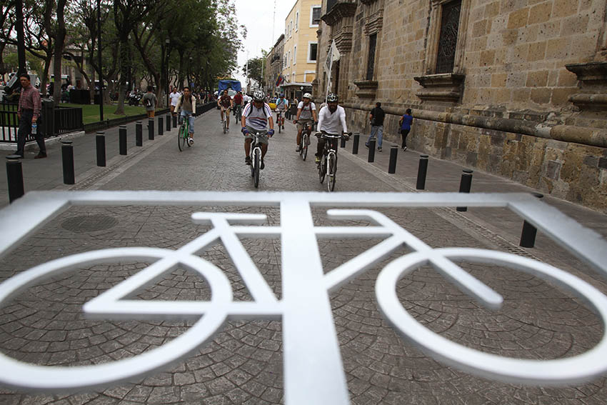 Realizan rodada de 24 horas al rededor de la plaza de la liberación en el centro de Guadalajara, esto como protesta por la falta de normas que protejan a los ciclistas en la ciudad, la bicicleta blanca representa una cicatriz en la ciudad así como un altar para quien fue atropellado, es un recordatorio, una manifestación pacifica y silenciosa ante los ojos de los transeuntes, comenzó a las diez de la mañana de este lunes. Foto RACCImágenes/Arturo Campos Cedillo.