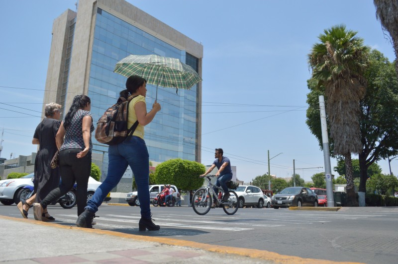 Peatones en Guadalajara. Foto: Arturo Guzmán