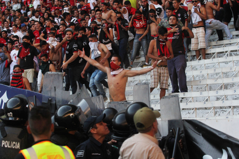 EL FANATISMO Y LA VIOLENCIA EN EL FUTBOL el fanatismo y la violencia en el futbol: