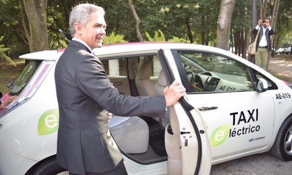 Miguel Mancera viaja en ecotaxi