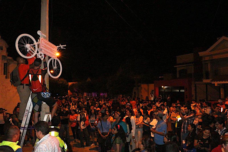 Bicicleta blanca colocada en Ciudad Guzmán para recordar al ciclista muerto por la imprudencia del chofer del Presidente Municipal. Foto: Mario Galindo