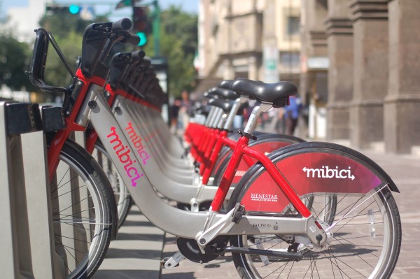 Este martes MiBici cumple 365 días de transitar por las calles de la metrópoli. Críticas, accidentes y la falta del Manual Oficial del Ciclista la acompañan