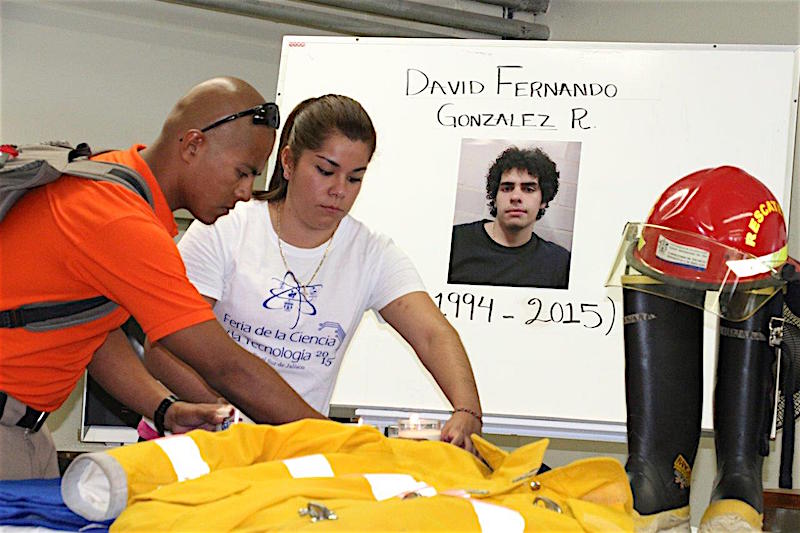 Alumnos del CUSur hacen un altar en honor a su compañero David Fernando González Reséndiz, ciclista atropellado por el chofer de Alberto Esquer. Foto: Cortesía