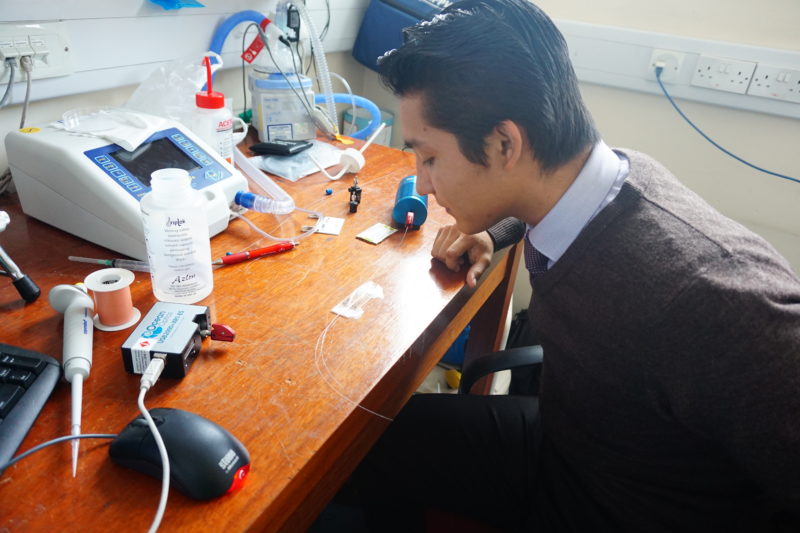 El joven mexicano de tan solo 25 años de edad, David Gómez Calderón, junto con un grupo multidisciplinario de la Universidad de Nottingham, Reino Unido, trabaja en el diseño y desarrollo de una venda inteligente para el monitoreo de las heridas. Foto: Agencia Informativa Conacyt.