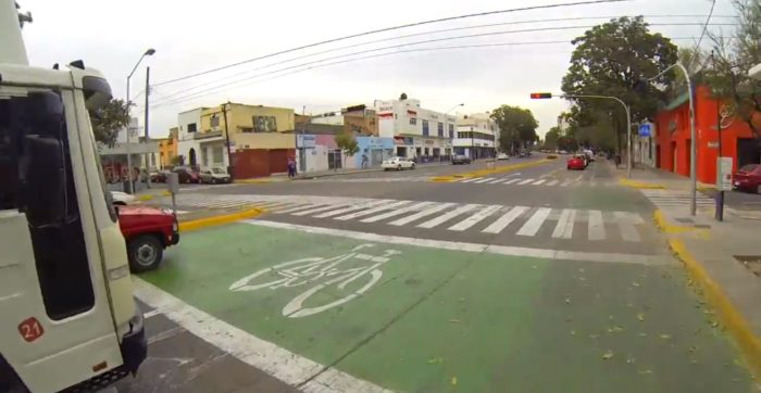 Los colonos de Jardines del Bosque protestaron por la ciclovía que se estaba balizando en la zona. La Secretaría de Movilidad paró el proceso