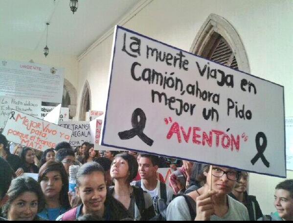 Pancarta de Marcha de Luto e Indignación de Universidad de Guadalajara.