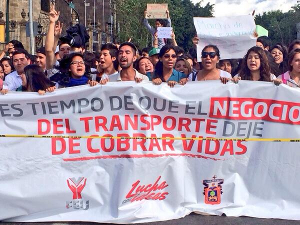 "Es tiempo de que el negocio del transporte deje de cobrar vidas": Estudiantes de Universidad de Guadalajara.