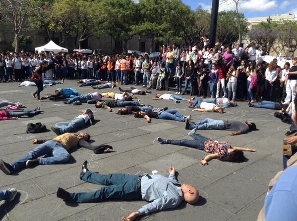 Jóvenes en Plaza Liberación.