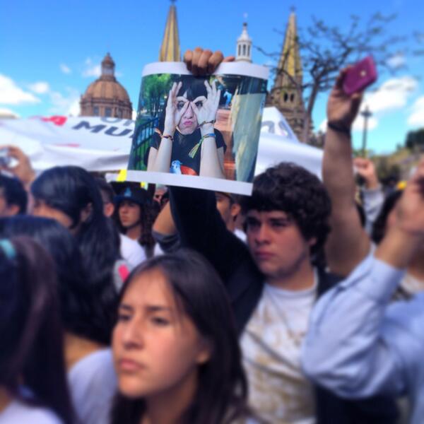 Amigos de María Fernanda Vázquez portan su foto. Exigen justicia por su muerte Imagen de @NapoleonMedrano