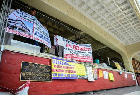 Inconformidad hacia Alfredo Barba en el Mercado Juárez. FOTO: Milenio.