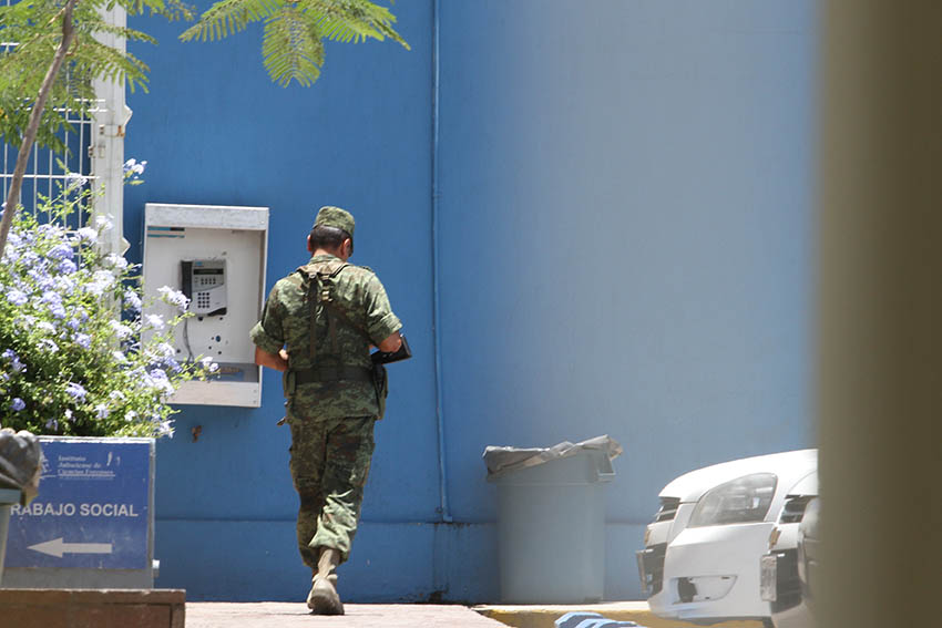 Un militar resguarda las instalaciones del Instituto Jalisciense de Ciencias Forenses. Foto: Arturo Campos Cedillo/ Agencia RACC