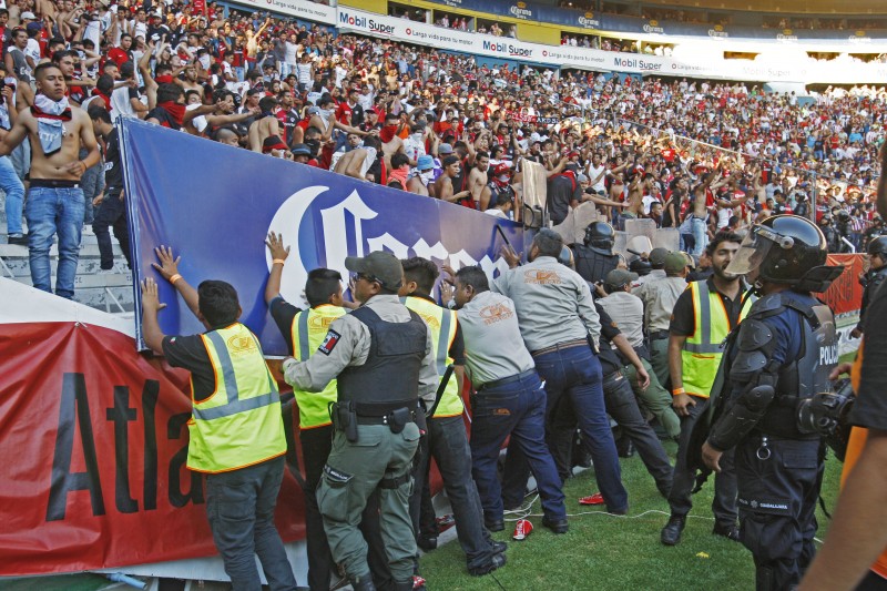 Aficionados de la barra del Atlas protagonizaron un enfrentamiento a golpes con policías de Guadalajara en el estadio Jalisco. Foto: Fernando Carranza/Cuartoscuro