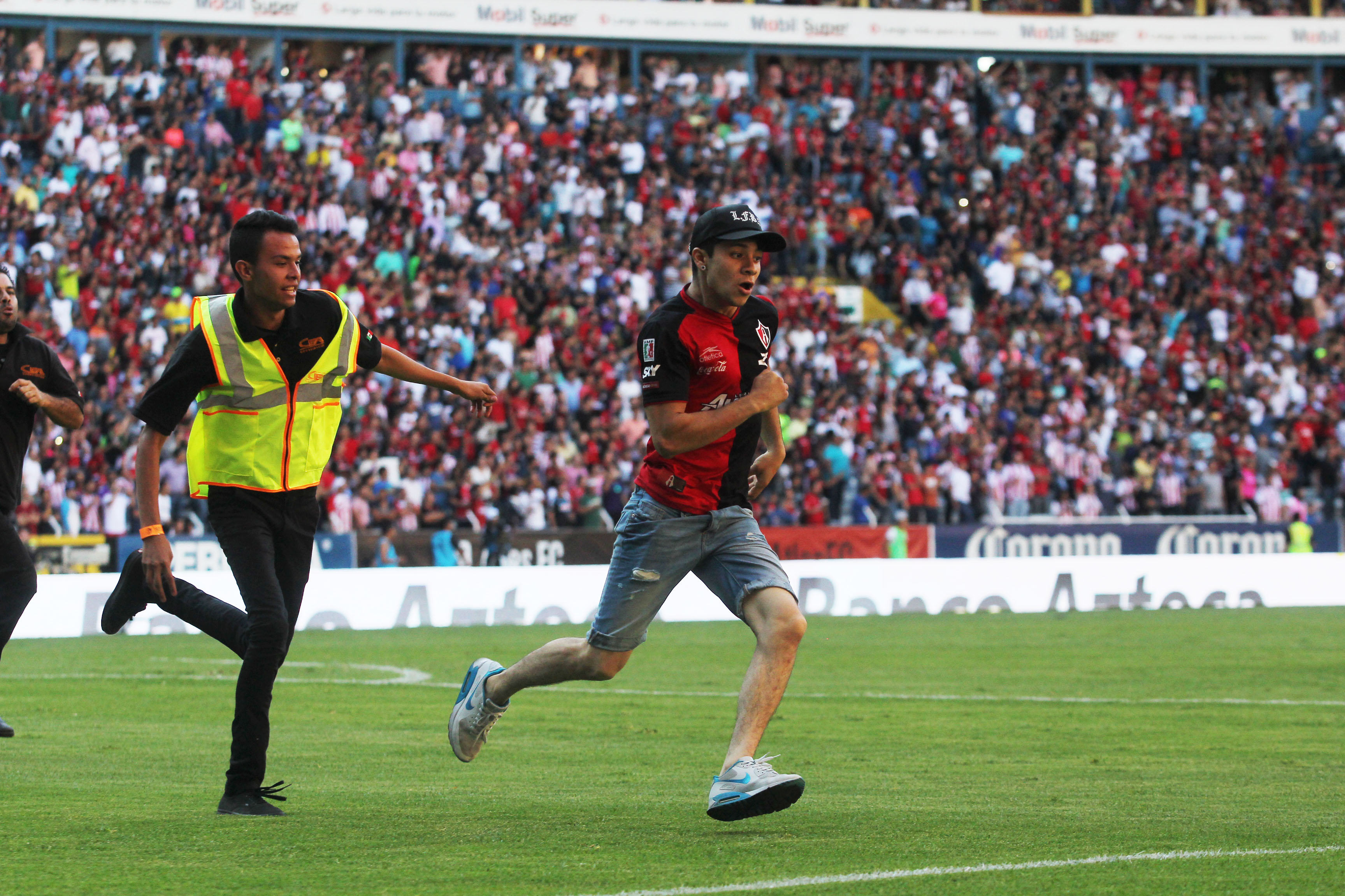 Un aficionado invade la cancha en el clásico entre Atlas y Chivas. Foto: Fernando Carranza/Agencia Cuartoscuro