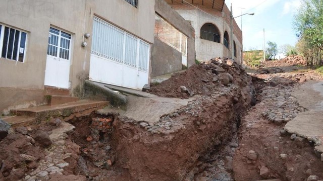 El caudal de agua que bajó por las calles de la localidad abrió el pavimento de las calles Foto: Ayuntamiento de Tepatitlán