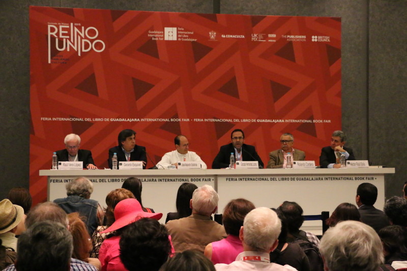De izquierda a derecha Raúl Vera, Gerardo Esquivel, Alejandro Solalinde, Gonzalo Hernández y Rolando Cordera, moderados por Héctor R. Solís, protagonizaron la mesa de discusión "México, el abismo de la desigualdad".