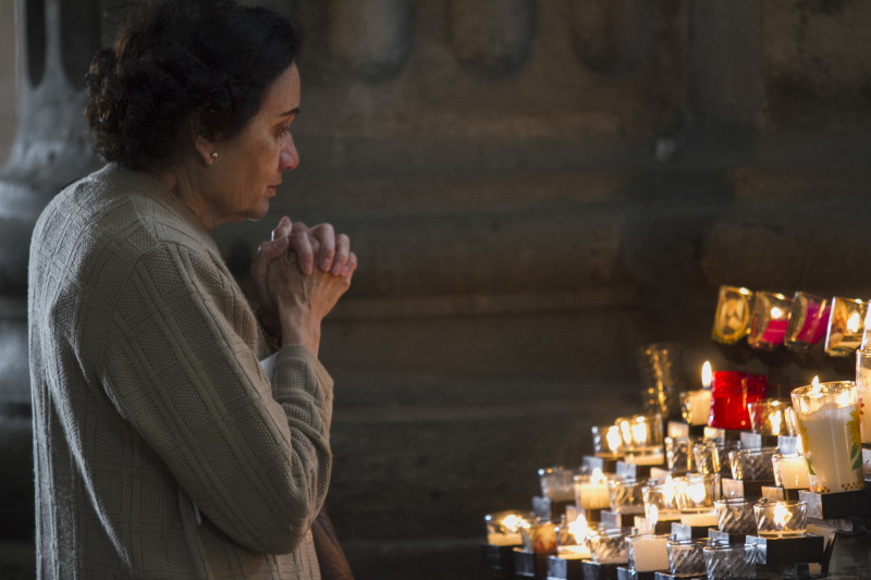 MÉXICO, D.F., 24ENERO2015.- Una mujer ora en la Catedral Metropolitana. Miles de católicos ya esperán la llegada del Papa Francisco que visitará México en el mes de febrero. FOTO: MOISÉS PABLO /CUARTOSCURO.COM