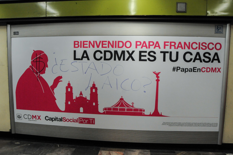 MÉXICO, D.F., 28ENERO2016.- El gobierno capitalino ha colocado varios letreros en los andenes del metro, vagones y algunos autobuses promocionando la visita del Papa Francisco, como una forma de darle la bienvenida; organizaciones sociales y en las redes sociales la gente se ha manifestado cuestionando el estadio laico, algunos promocionales se encuentran rayados como una forma de protesta. El Papa Francisco visitará el país del 13 al 17 de febrero, y estará en la Ciudad de México, Ecatepec, Morelia, Tuxtla Gutiérrez y Ciudad Juárez. FOTO: DIEGO SIMÓN SÁNCHEZ /CUARTOSCURO.COM