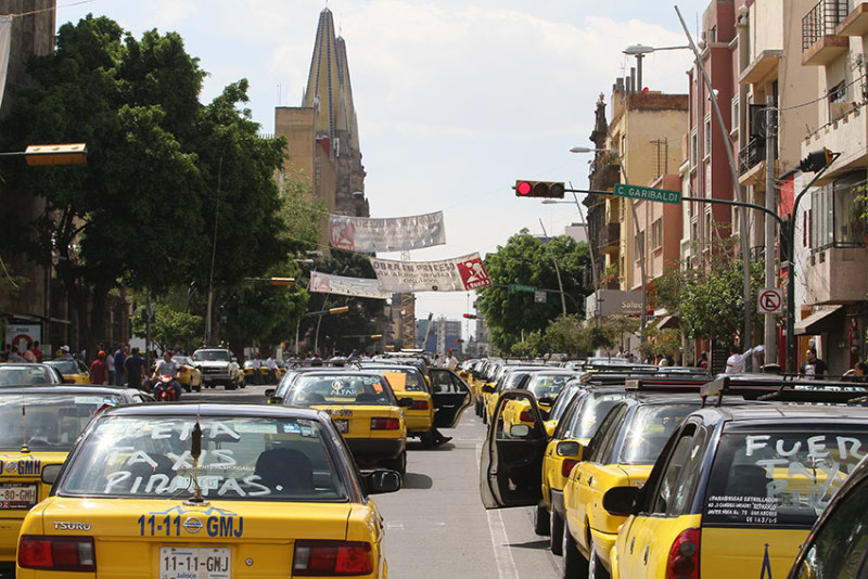 08/03/2016 Guadalajara Jalisco. Taxistas paran el centro de Guadalajara, reportan al menos ocho mil taxis estacionados en las calles del centro historico. Foto RACCImágenes/Arturo Campos Cedillo.