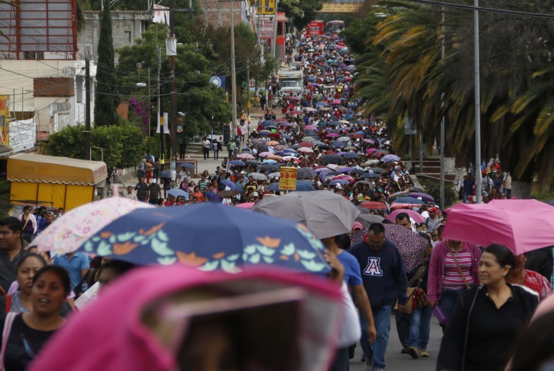 OAXACA, OAXACA, 14NOVIEMBRE2015.- Profesores de la sección 22 pertenecientes a la CNTE realizaron una marcha y un mitin en el zócalo de la ciudad de Oaxaca el cual fue encabezado por su dirigente, Rubén Núñez Ginez en el que reiteró que la reforma educativa y la evaluación docente no pasaran en Oaxaca. FOTO: ARTURO PÉREZ ALFONSO /CUARTOSCURO.COM