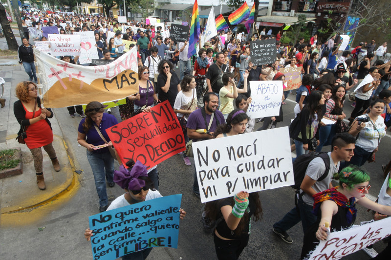 08/03/2014 Guadalajara Jal.Mujeres de diferentes organizaciones feministas, simpatizantes y en general participaron en una marcha este sábado para exigir respeto, seguridad, igualdad y seguridad en el marco del día de la mujer. foto RACC Imágenes / Arturo Campos Cedillo