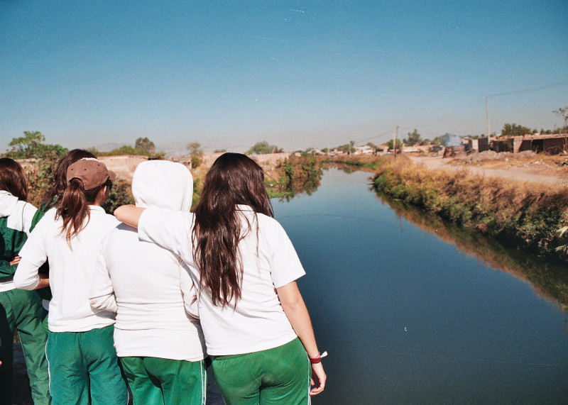 Un grupo de jóvenes observan un canal contaminado que desemboca en el río Santiago. Foto: César Octavio Huerta
