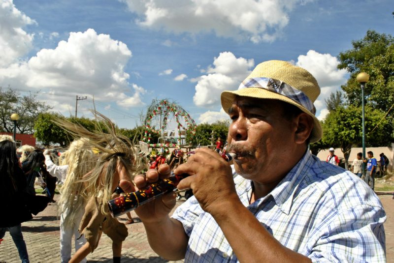 Benito Ortega, encargado de tocar la chirimía en la celebración tastoán. Foto: Miriam Jiménez.