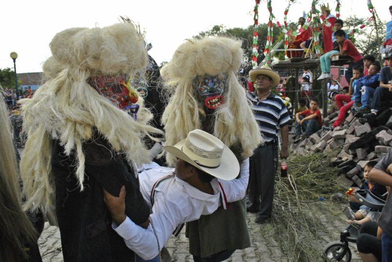 Tastoanes secuestran a uno de sus verdugos. Foto: Miriam Jiménez.
